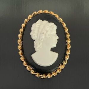 Vintage Mid Century Cameo Brooch